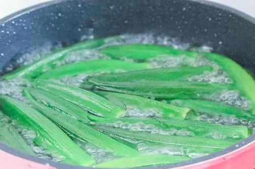 Muốn đậu bắp luôn xanh, không nhớt, khi luộc chị em đừng dại làm điều này