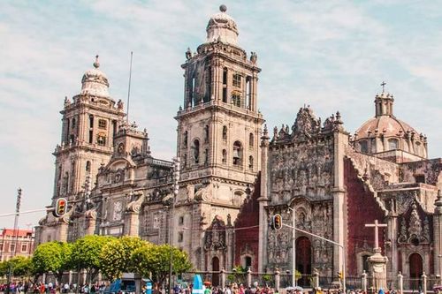 Kỳ quan cổ bên dưới Nhà thờ Chánh tòa thành phố Mexico City hiện đại