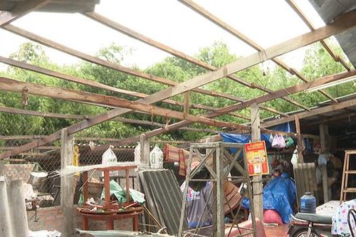 Giông lốc làm sập, tốc mái hàng chục căn nhà
