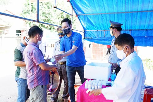 Phát khẩu trang và nước rửa tay miễn phí cho ngư dân