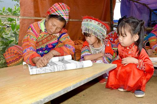 Phát triển du lịch gắn với bảo tồn văn hóa địa phương