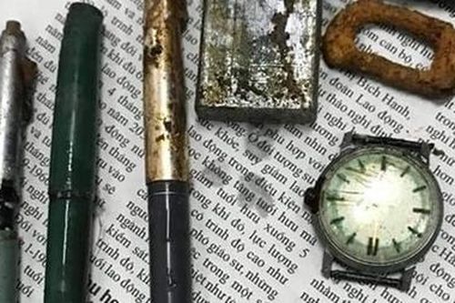 Tìm thấy bức ảnh cô gái và nhiều di vật cạnh 2 hài cốt liệt sĩ