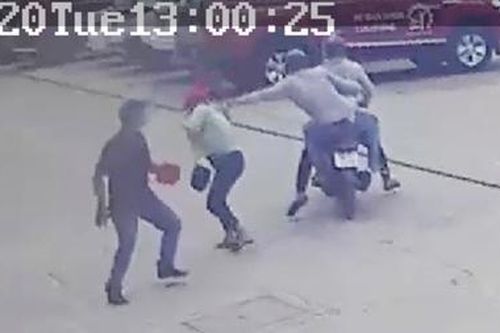 Hai tên cướp dùng dao, bình xịt hơi cay chống trả người vây bắt