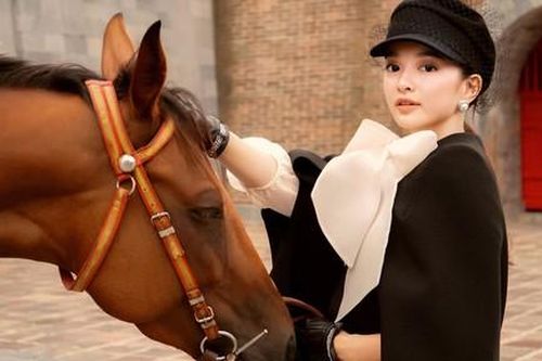 Kaity Nguyễn hóa quý cô sang chảnh trong trang phục cổ điển