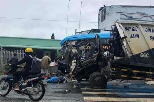 Xe khách va chạm xe rác, 3 người văng xuống đường bất động