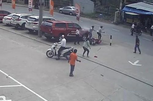 Cướp giật hụt dây chuyền, hai đối tượng dùng dao và hơi cay chống trả