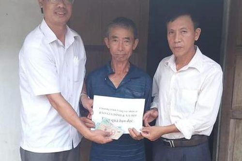 Báo Gia đình và Xã hội trao tiền bạn đọc ủng hộ đến 2 hoàn cảnh khó khăn ở Hà Tĩnh