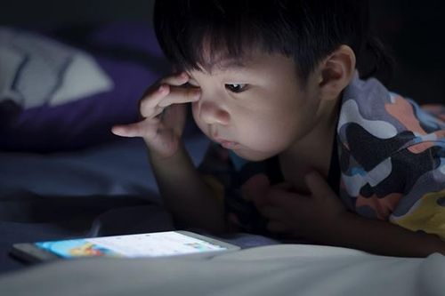 Trẻ dùng điện thoại thông minh: Tìm đường bay cho 'chim non rời tổ'