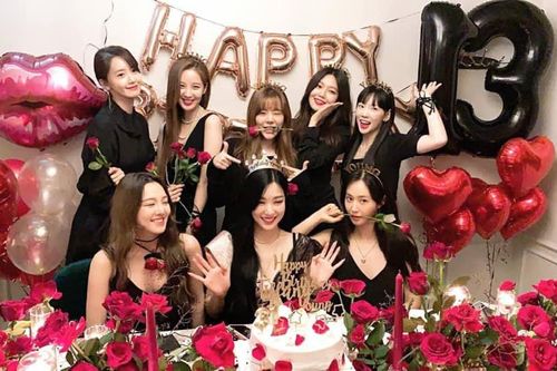Nhân kỷ niệm 13 năm hoạt động, SNSD tung ảnh hội ngộ và gửi lời chào siêu đáng yêu đến fan