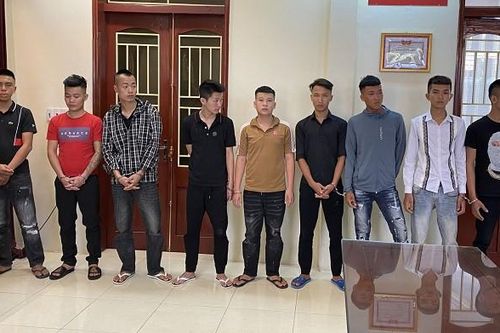 Trêu ghẹo 'gái làng', hai nhóm thanh niên vác dao hỗn chiến