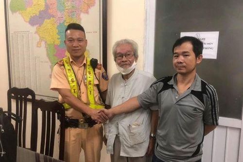 Đi lạc xuyên thành phố, cụ ông được Cảnh sát giao thông phát hiện giúp đỡ