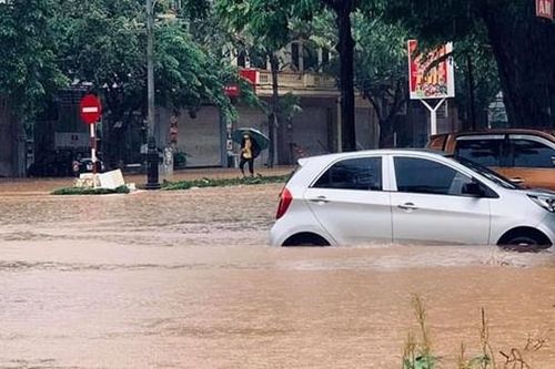 Mưa lớn, nhiều tuyến phố tại TP Vĩnh Yên ngập nặng