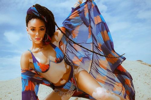 Siêu mẫu bạch biến khoe vẻ gợi cảm với kiểu bikini nào?