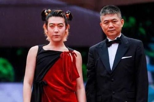 Nam nghệ sĩ Trung Quốc mặc lố lăng trên thảm đỏ