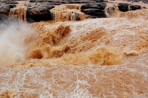 Thác nước vàng lớn nhất thế giới ở Trung Quốc mùa lũ