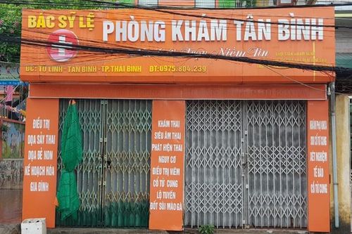 Bé trai uống sữa có chất độc qua cơn nguy kịch