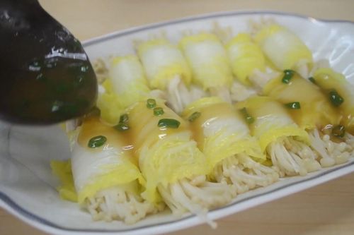 Làm bắp cải cuộn nấm kim châm thơm ngon cho bữa tối