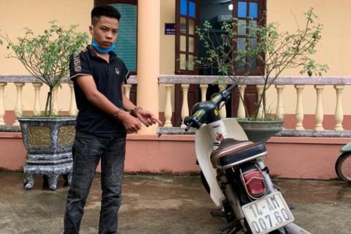 Cảnh sát giao thông bị tông gãy chân