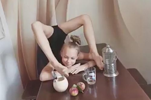 Bé gái sở hữu kỹ năng uốn cong người, có thể làm mọi thứ bằng chân