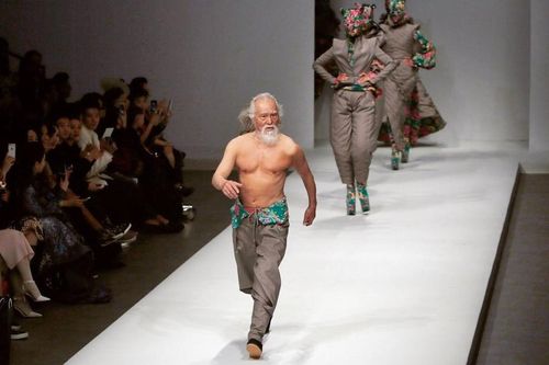 Ông lão Trung Quốc 80 tuổi cởi trần catwalk