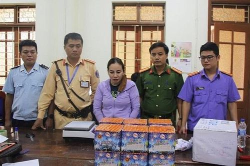 Nghệ An: Bắt giữ 'nữ quái' mang 2kg thuốc phiện và 30kg pháo đi tiêu thụ