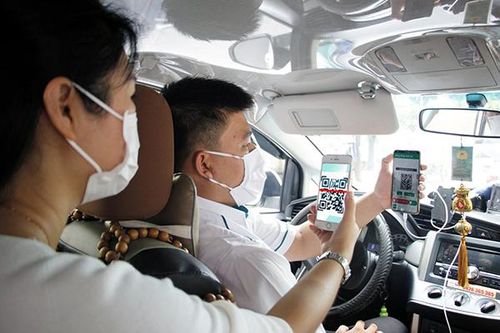 Chống dịch Covid-19: Taxi đẩy mạnh thanh toán không dùng tiền mặt