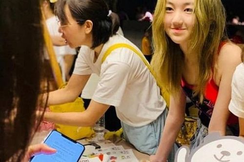 Dậy thì thành công, con gái hở hàm ếch của Vương Phi ngày càng xinh đẹp