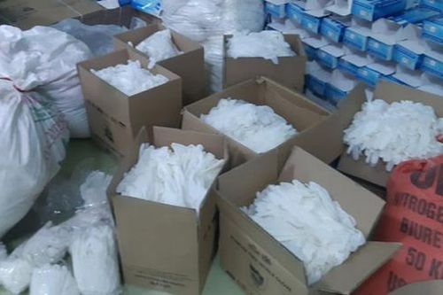 Phát hiện đường dây 'khủng' sản xuất găng tay y tế giả để trục lợi