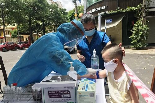 Đắk Lắk: Lấy mẫu xét nghiệm nhanh SARS-CoV-2 đối với người dân trong khu vực phong tỏa