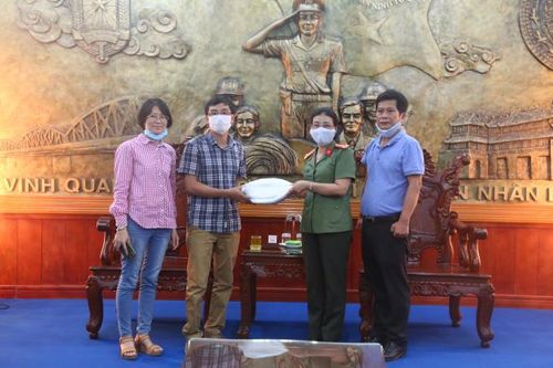 Công an tỉnh Thừa Thiên Huế tiếp nhận 12.000 bộ đồ bảo hộ y tế phòng chống dịch Covid-19