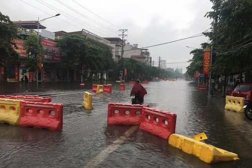Giao thông TP Việt Trì hỗn loạn vì dải phân cách bằng nhựa trôi nổi
