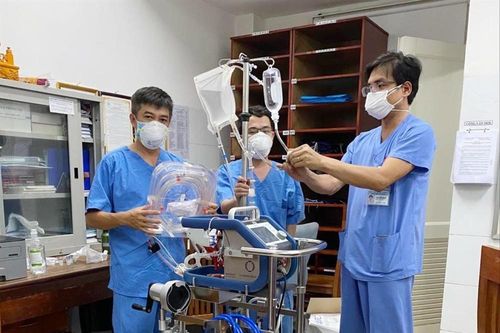 Bác sĩ '2 ba lô' lao vào tâm dịch