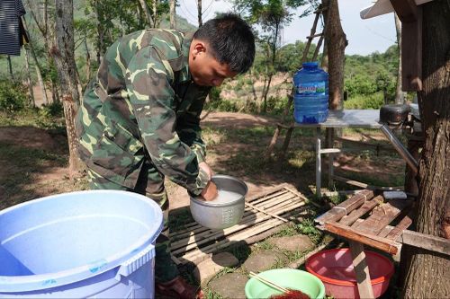 Dãi nắng dầm sương ngăn đại dịch