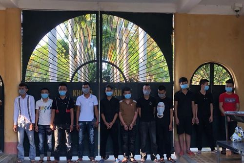 Một cô gái bị trêu ghẹo, hơn 40 thanh niên cầm hung khí lao vào hỗn chiến