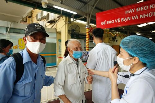 Bệnh viện Bạch Mai tăng cường bảo vệ thế nào khi dịch COVID-19 bùng phát?