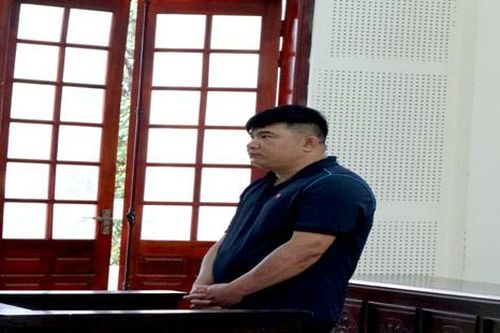 Dùng 10 lít xăng đốt phòng người tình vì không được nói chuyện