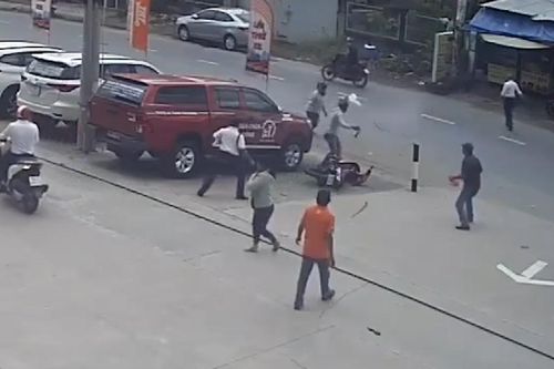 Hai đối tượng cướp giật dây chuyền, xịt hơi cay chống trả người vây bắt