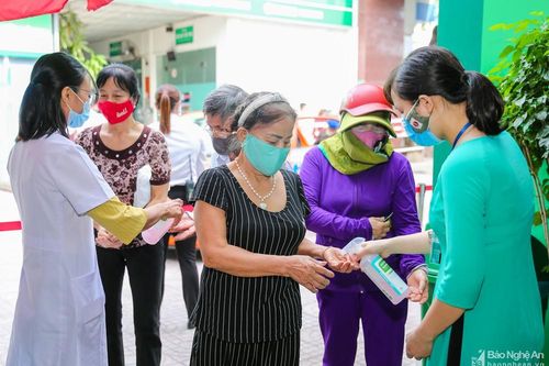 Người dân TP Vinh chủ động phòng dịch Covid-19