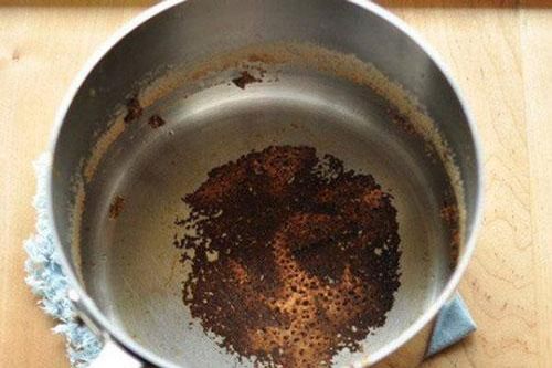 Nồi chảo cháy đen chỉ cần đổ chai nước này vào đun, 30 phút sau cho kết quả ngỡ ngàng