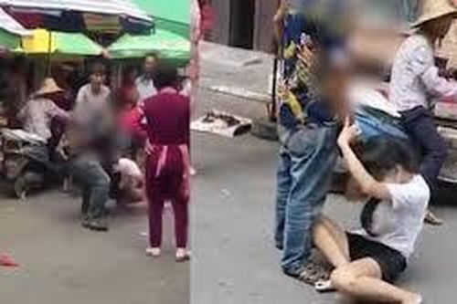 Chồng đánh vợ dã man ngay giữa chợ, người xung quanh chỉ đứng chỉ trỏ và lấy điện thoại ra quay