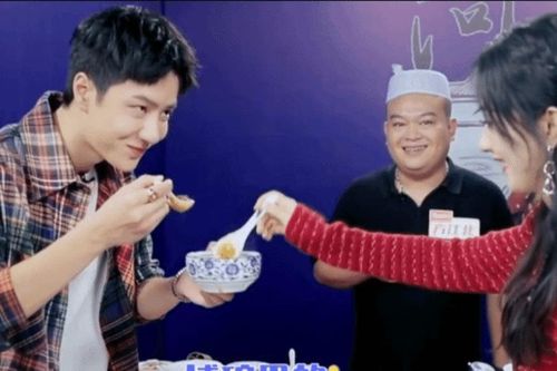 Hành động Triệu Lệ Dĩnh tự nhiên uống chung chén canh với Vương Nhất Bác gây nên tranh cãi