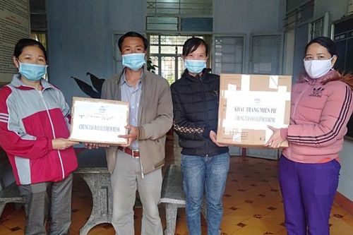 Kon Tum: Hội LHPN huyện Kon Plông tặng hơn 3.000 khẩu trang và dung dịch sát khuẩn phòng dịch