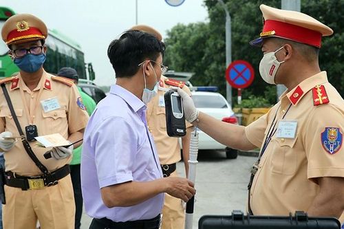 Cảnh sát giao thông có được yêu cầu dừng xe khi đang lưu thông trên đường cao tốc?