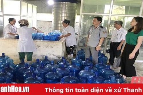 Tăng cường kiểm tra an toàn thực phẩm tại cơ sở sản xuất nước uống đóng chai và đá thực phẩm