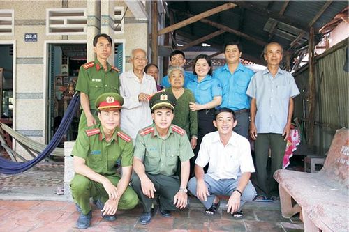 Tặng hơn 2.200 phần quà, 13 căn nhà tình nghĩa nhân dịp 27/7
