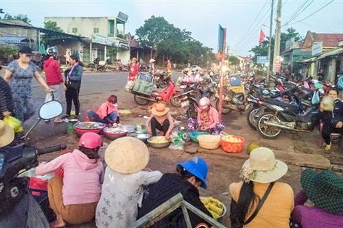 Hướng Hóa: Kiên quyết xử lý việc lấn chiếm lòng, lề đường để buôn bán tại khu vực chợ Tân Liên