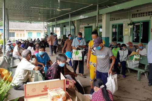 Tặng quà đến bệnh nhân phong, thận khó khăn