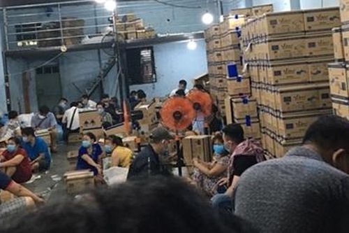 Phá đường dây sản xuất găng tay y tế giả trị giá 3 tỷ đồng