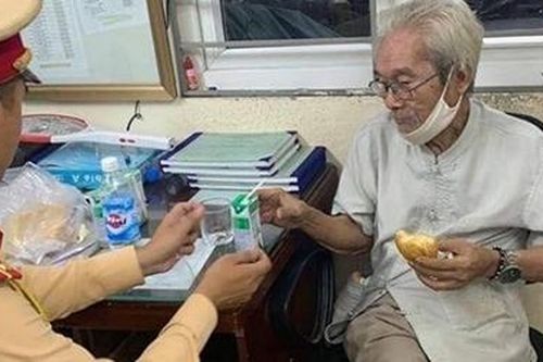 Tìm người nhà cho cụ ông bị lạc đường