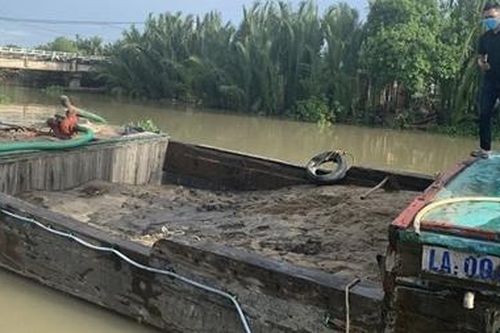 'Cát tặc' bỏ phương tiện nhảy sông trốn CSGT đường thủy